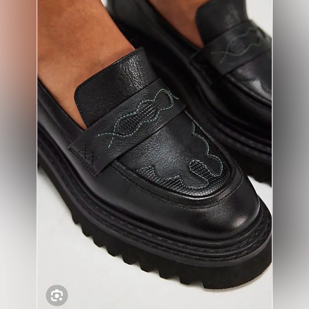 Free people Darci Platform Loafers NWB
Size 6  they run large prob a 7 or 6 1/2